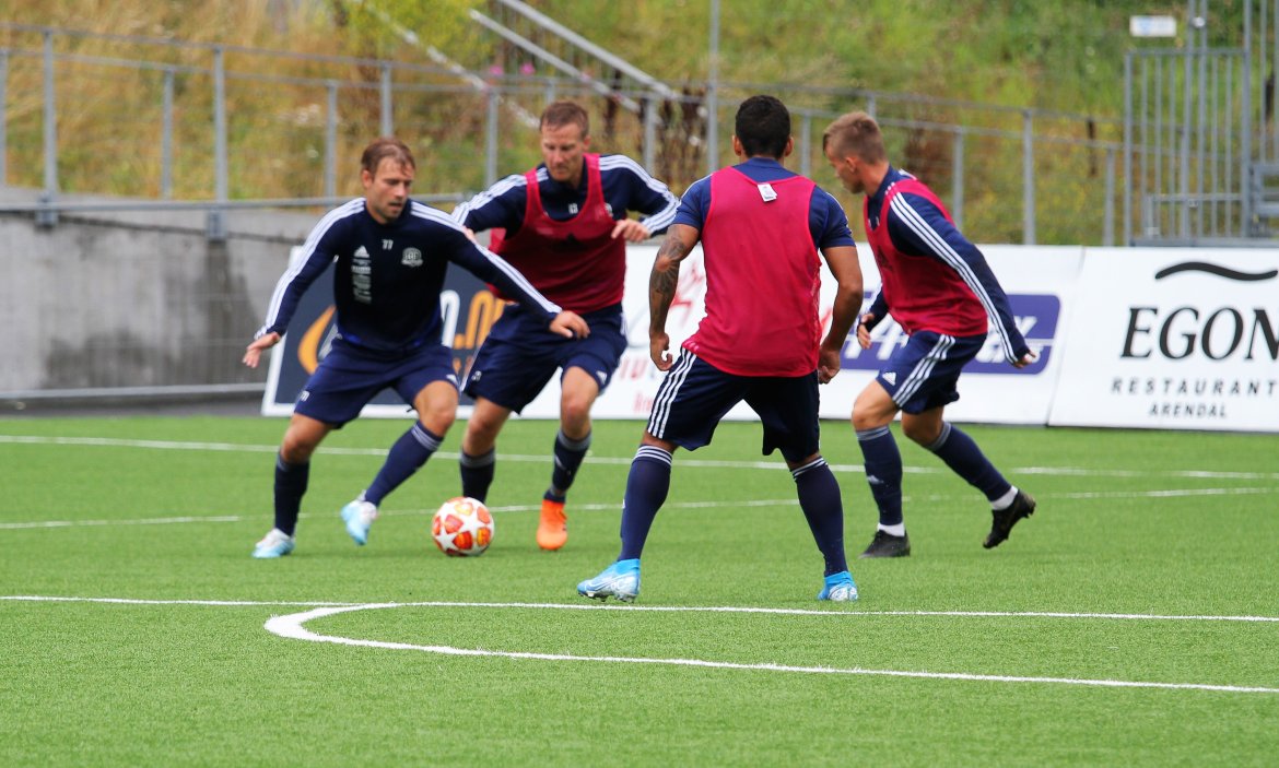 Mads Nørby Madsen mot Sune Kiilerich og Conrad Wallem på trening før kampen mot Kvik. 