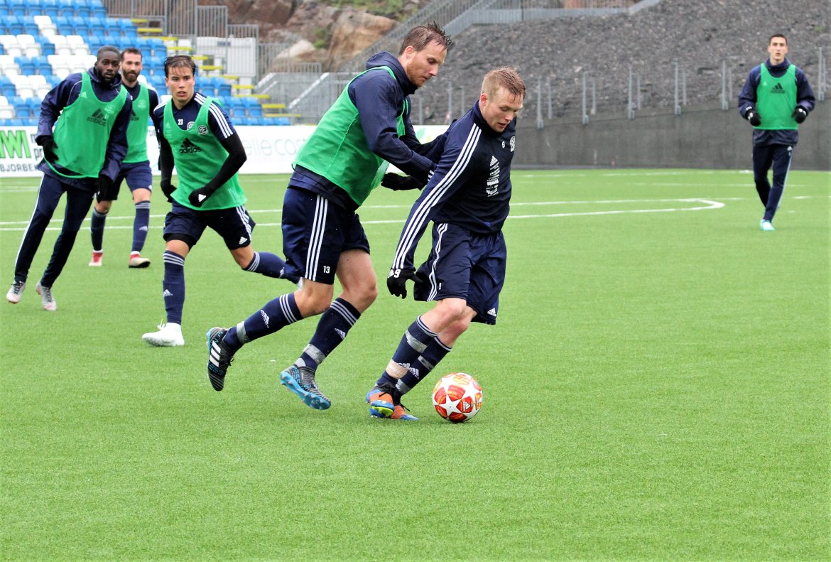 Fabian Stensrud Ness i duell med Sune Kiilreich på trening.
