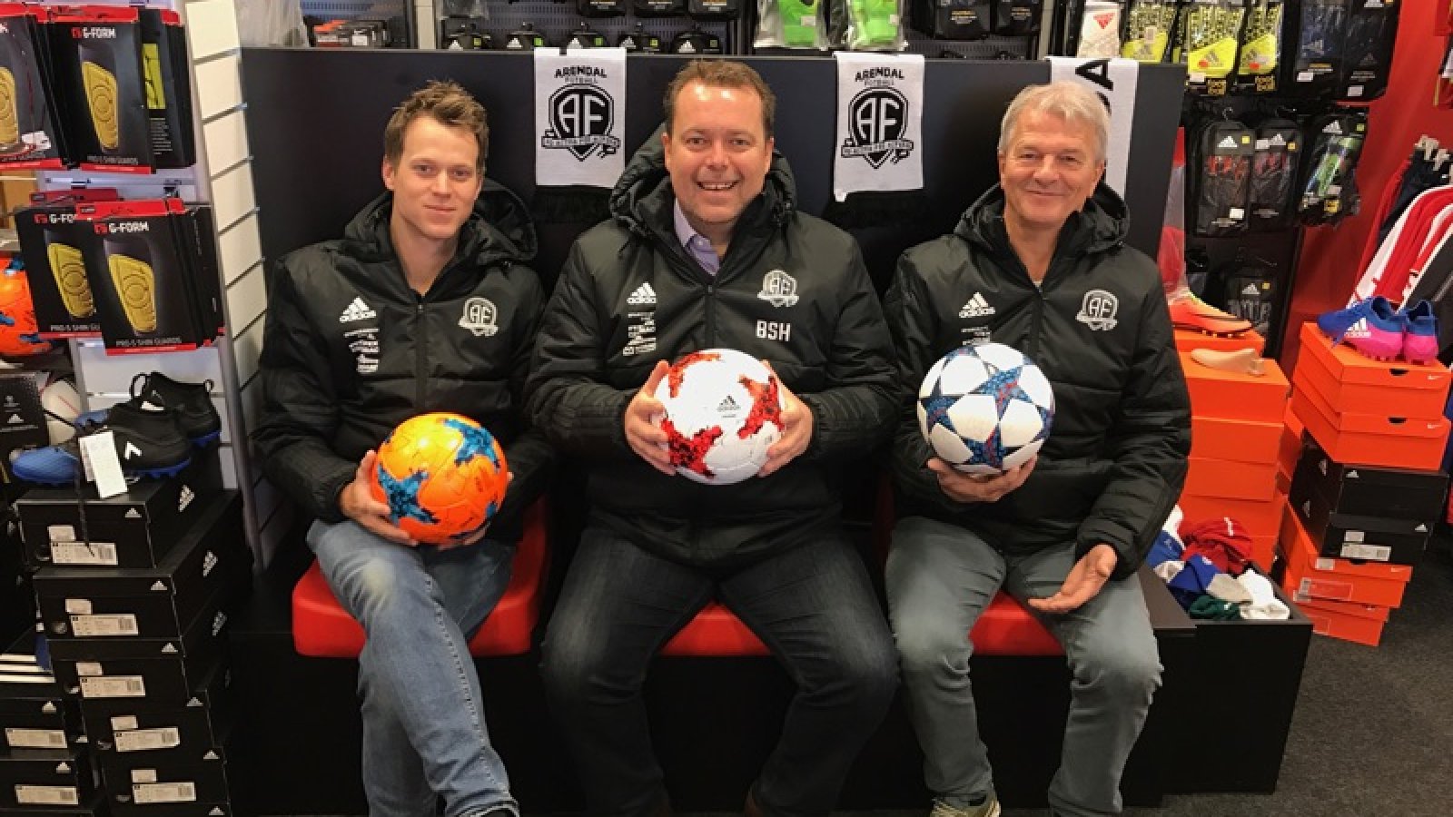 Christopher Brekke og Terje Rasmussen i Brekke Sport er glade for å ha forlenget samarbeidet med Arendal Fotball og daglig leder Bård Sterk-Hansen.