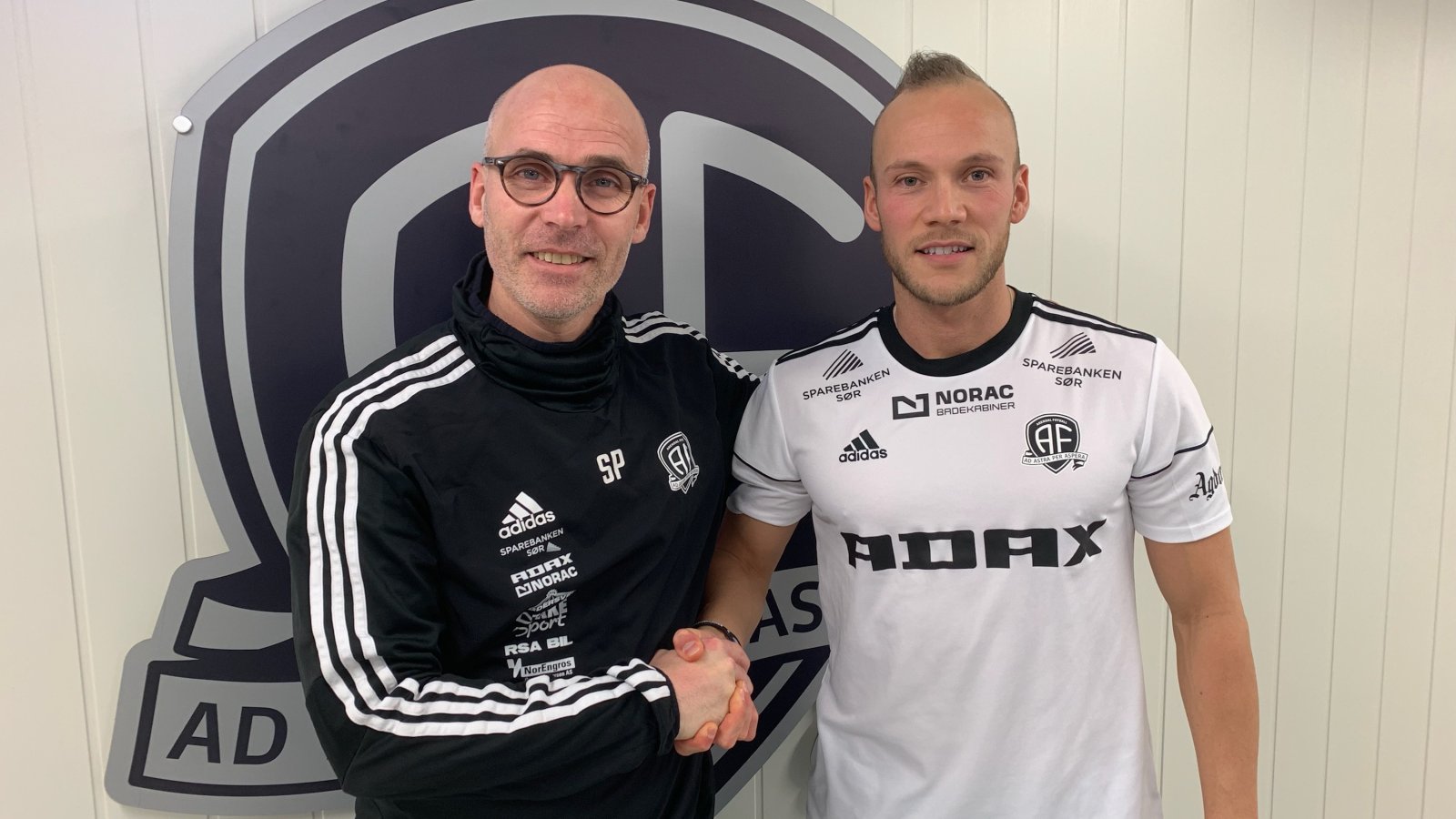 Steinar Pedersen kan ønske Omar Fonstad el Ghaouti velkommen til Norac stadion. 