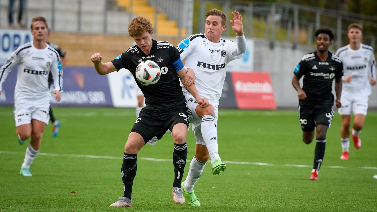 Andreas Hellum kriger mot RBK-forsvaret. Arendal-spissen scoret tre mål i storseieren mot det unge Rosenborg-laget.
