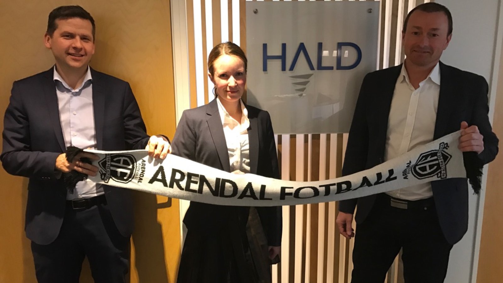 Ole Magnus Heimvik, Oda Gravås og Magne Olsen hos Advokatfirma Hald & co heier på Arendal Fotball og gleder seg veldig til seriestart!