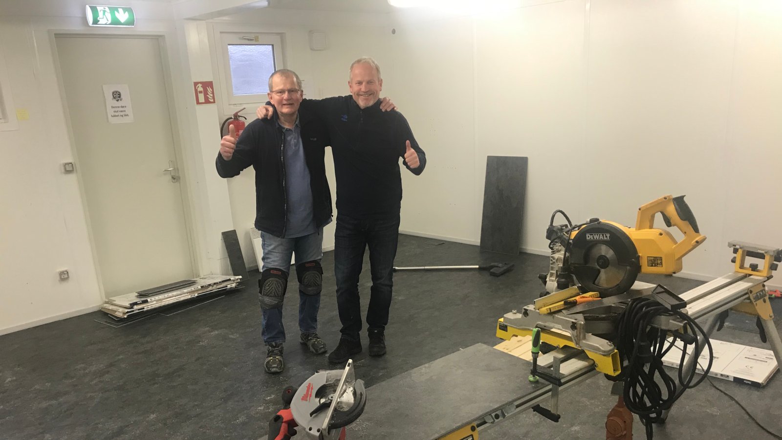 Tore Swan og Per Carsten Michelsen gjør klart for ny hjemmegarderobe på Norac stadion.