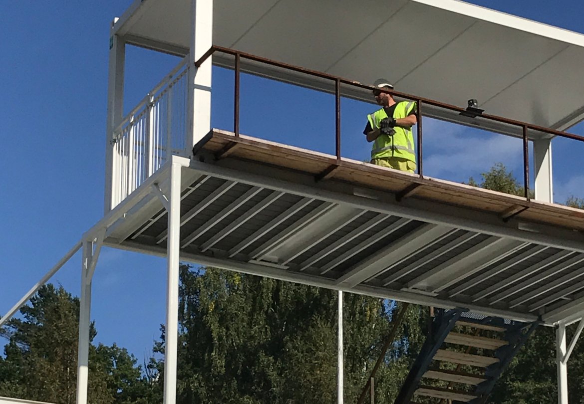 Her bygges det nye medierigget som er plassert foran eksisterende klubbhus på Bjønnes.