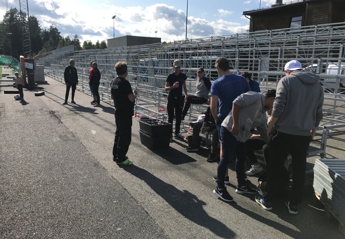 Dugnadsgjeng igang med å demontere tribunerigget på Myra.