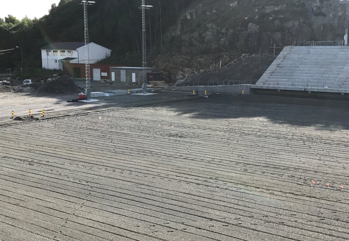 Den røde garasjen er flyttet fra "klubbhus-siden" til HV-bygget. Til høyre sees nytt teknisk bygg som rommer styringssystemer for strøm og vann.