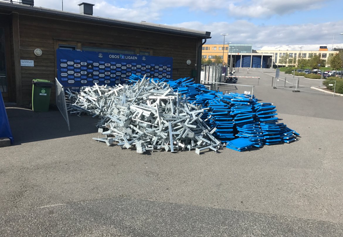 Demonterte tribunestoler på Myra.