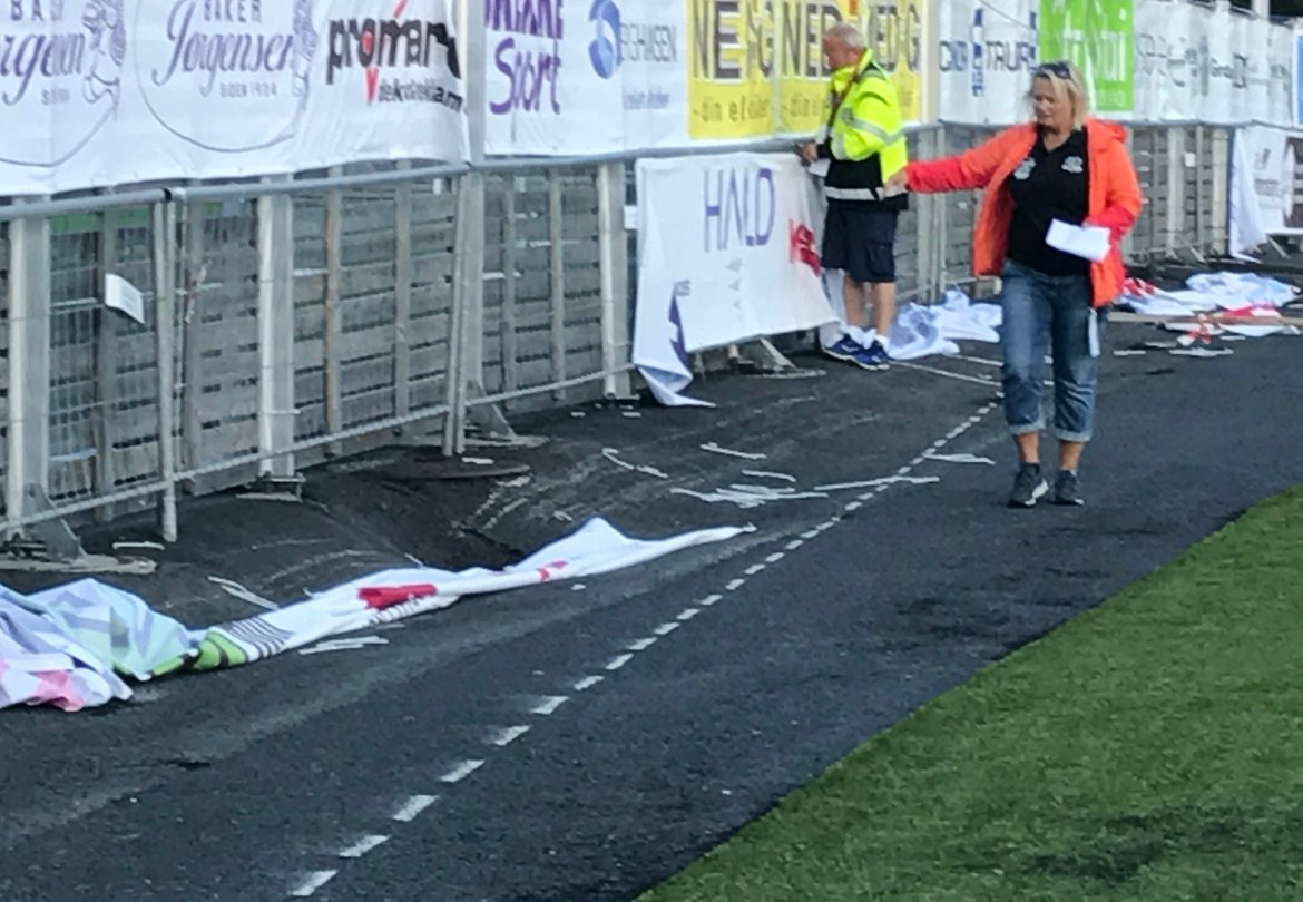 Per Carsten Michelsen og Beate Mathiesen igang med å ta ned reklamen på Myra etter Fredrikstad-kampen.