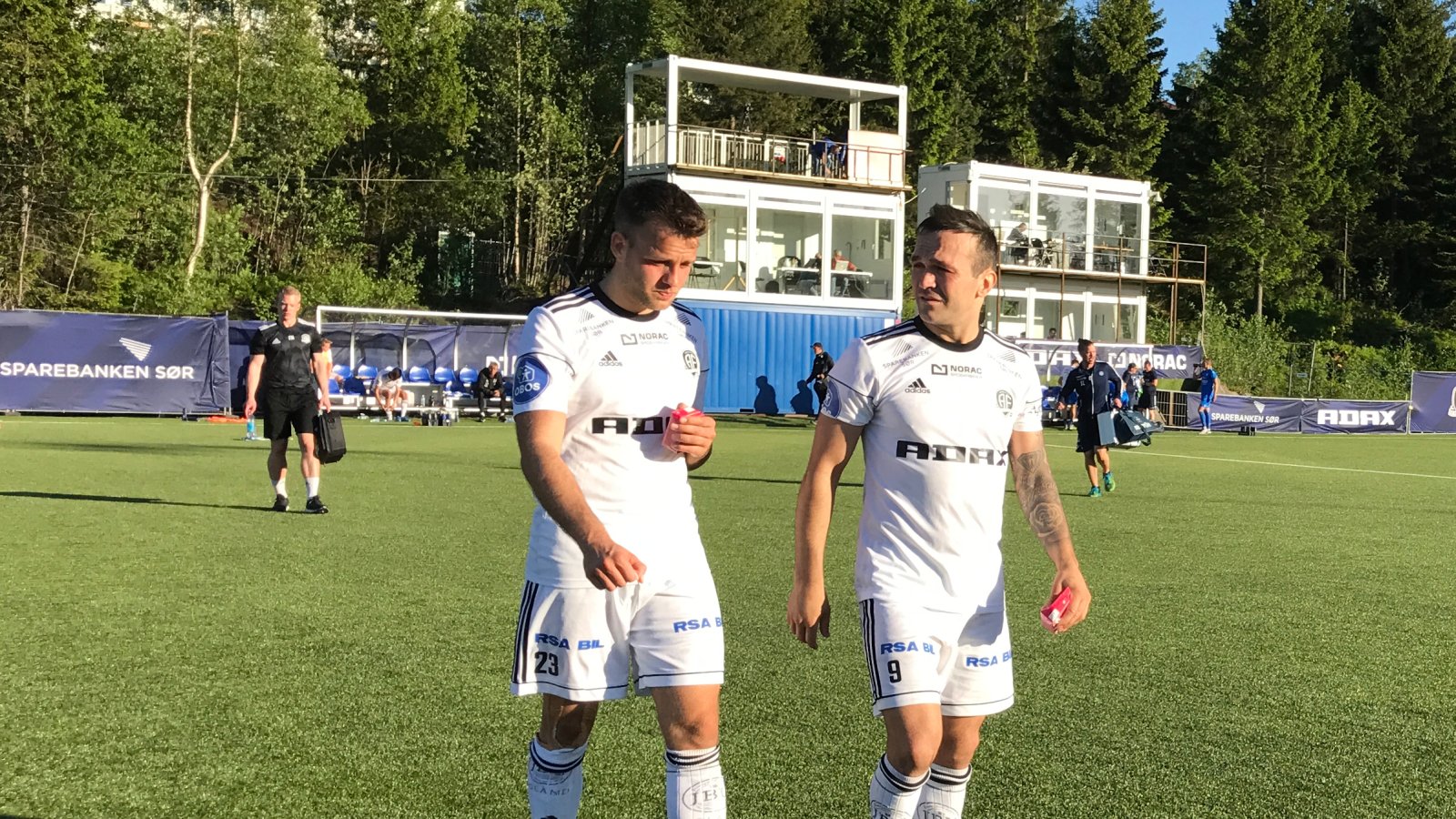 Aleksandar Corovic og Wilhem Pepa går skuffet av banen etter cup-tapet mot Notodden.