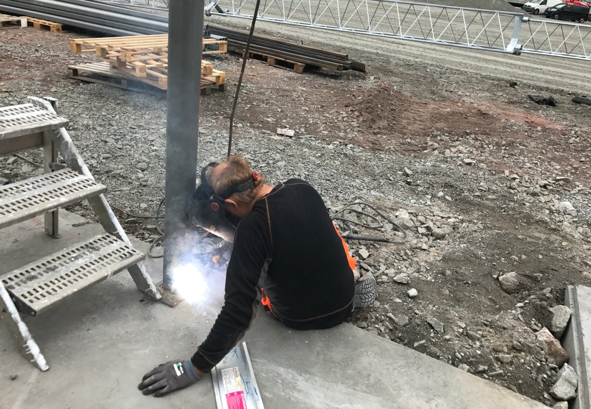 Her arbeides det med å sveise fast fundamentene for det nye medierigget som kommer i forkant av det gamle klubbhuset på Bjønnes.