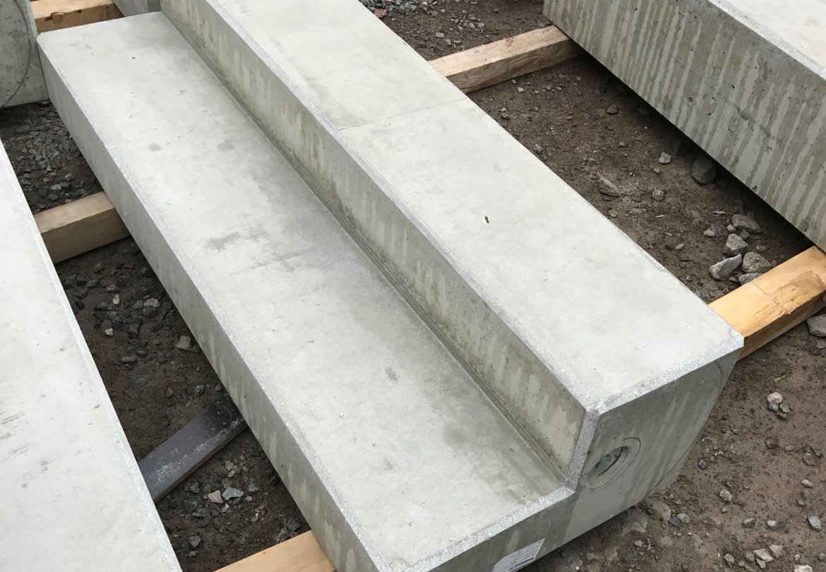 Dette er trappetrinn til den nye hovedtribunen. Hvert av disse veier over 500 kilo!