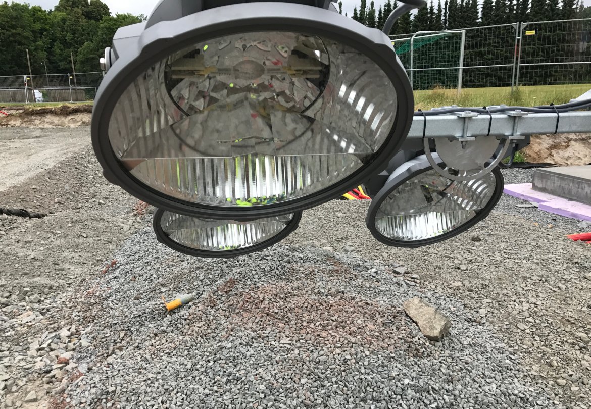 Fordi det nye flomlyset er så kraftig, er det også nødvendig med en betydelig oppgradering av det elektriske anlegget knyttet til Norac stadion.