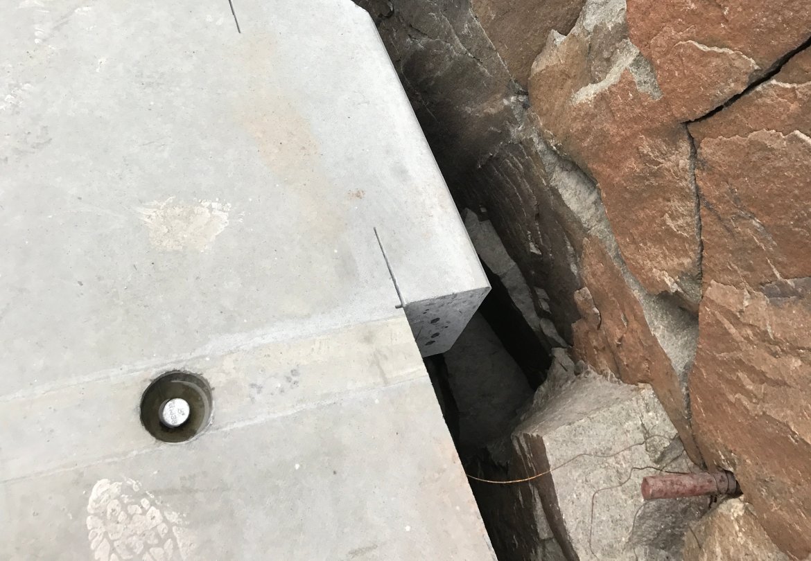 Den nye hovedtribunen er "skreddersydd" til omgivelsene. Her ser vi hvordan tribuneelementene er kuttet til for å passe inntil fjellveggen.