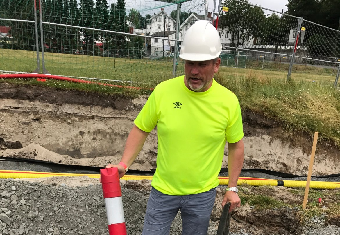 Nye Norac stadion får et vanningsanlegg som ligger under bakken. Per Carsten Michelsen står her ved ett av punktene der vanningen vil komme fra.