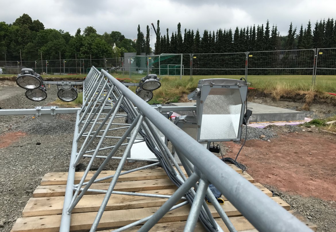 Det nye flomlyset på nye Norac stadion har imponerende dimensjoner og blir vesentlig høyere og kraftigere enn lyset på gamle Bjønnes.