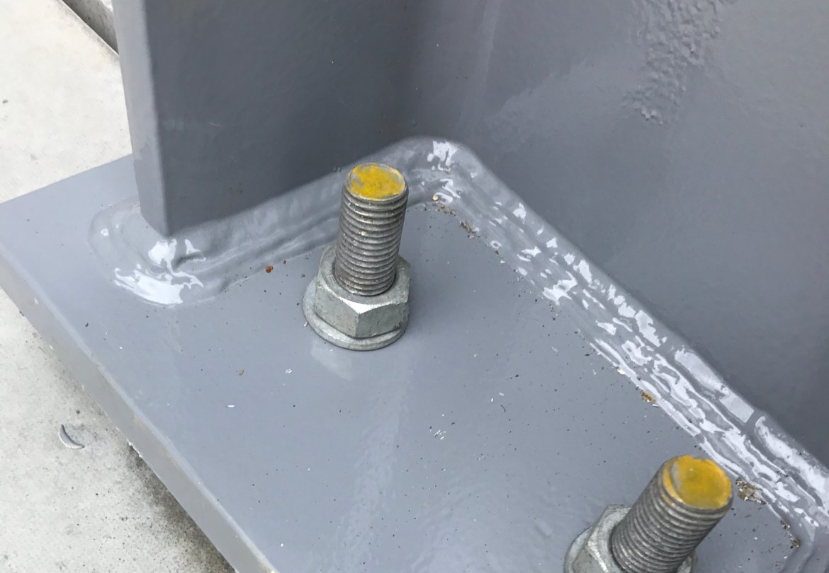 Stålkonstruksjonene som skal bære det nye taket over sittetribunen er svært grundig boltet i betongelementene. På nye Norac stadion blir det ingen stolper som bærer taket og dermed sperrer utsikt for publikum. Derfor må konstruksjonen være ekstra solid.