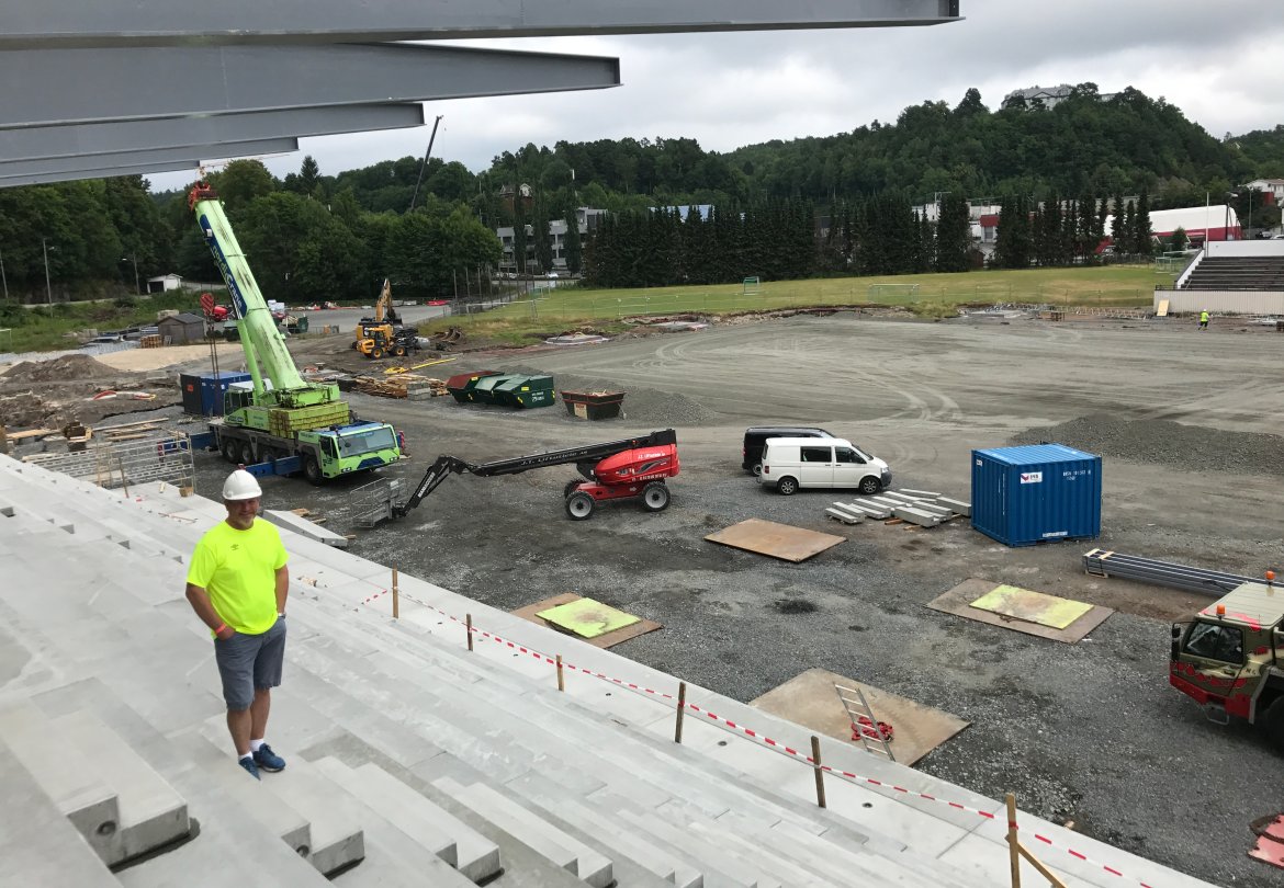Den nye tribunen på Norac stadion blir adskillig høyere enn den gamle steintribunen på Bjønnes, konstaterer Per Carsten Michelsen.