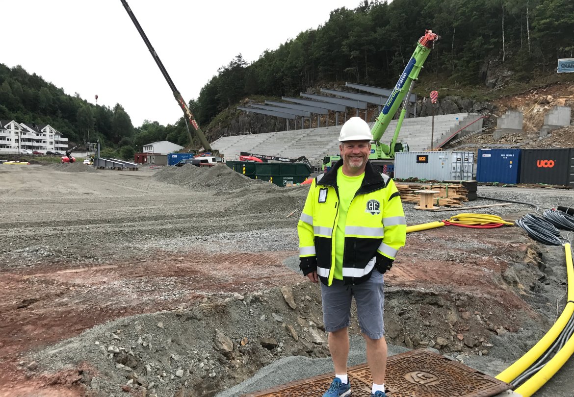 Per Carsten Michelsen ved enden av banen der den nye VIP-tribunen kommer. Spilleflaten er flyttet 10-15 meter lenger mot nord sammenlignet med gamle Bjønnes stadion.