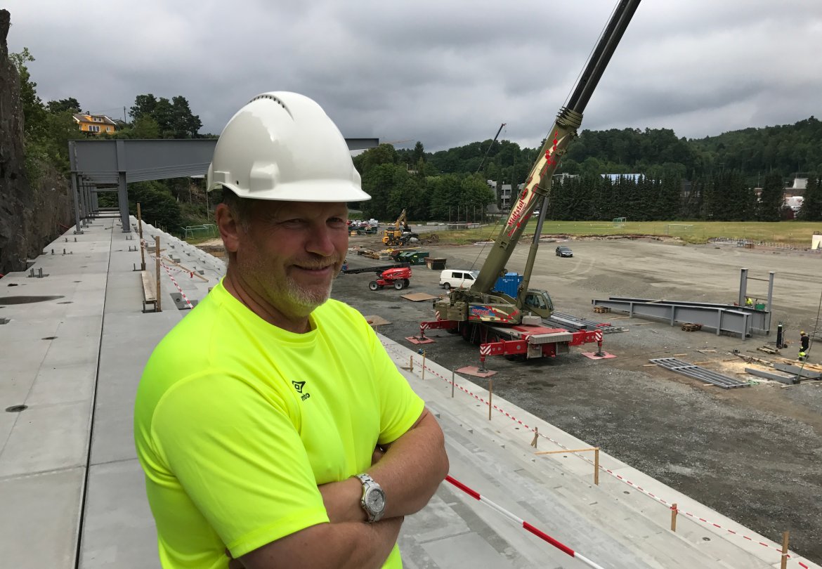 Per Carsten Michelsen er fornøyd med fremdriften - og kvaliteten - på arbeidet ved nye Norac stadion.