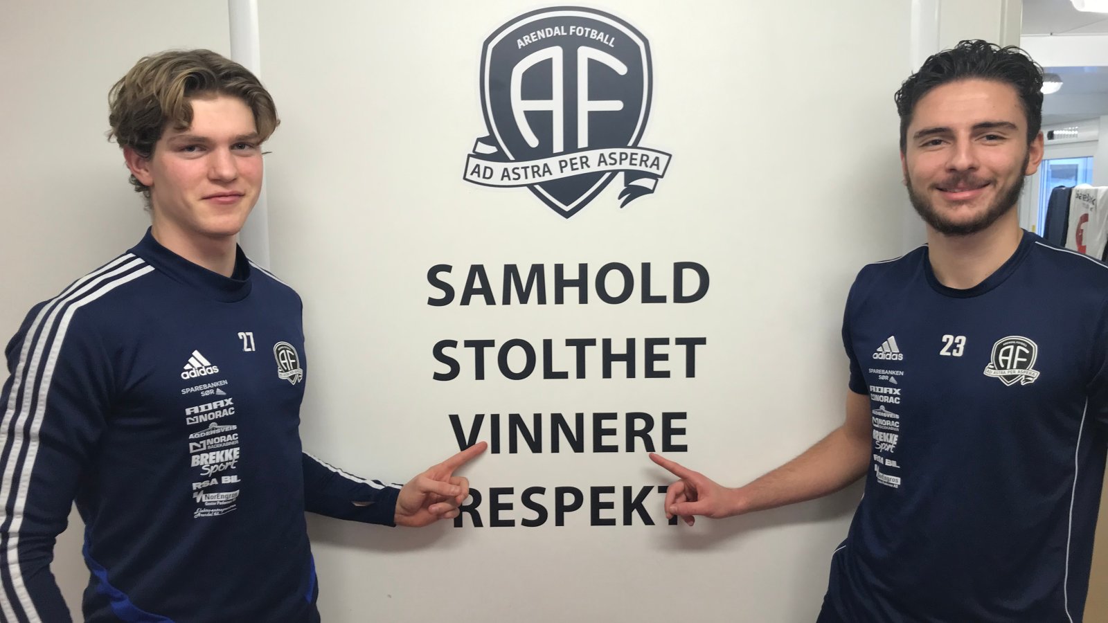 Mathias Skjævestad (til venstre) og Redon Pllana har skrevet under nye kontrakter med Arendal Fotball.