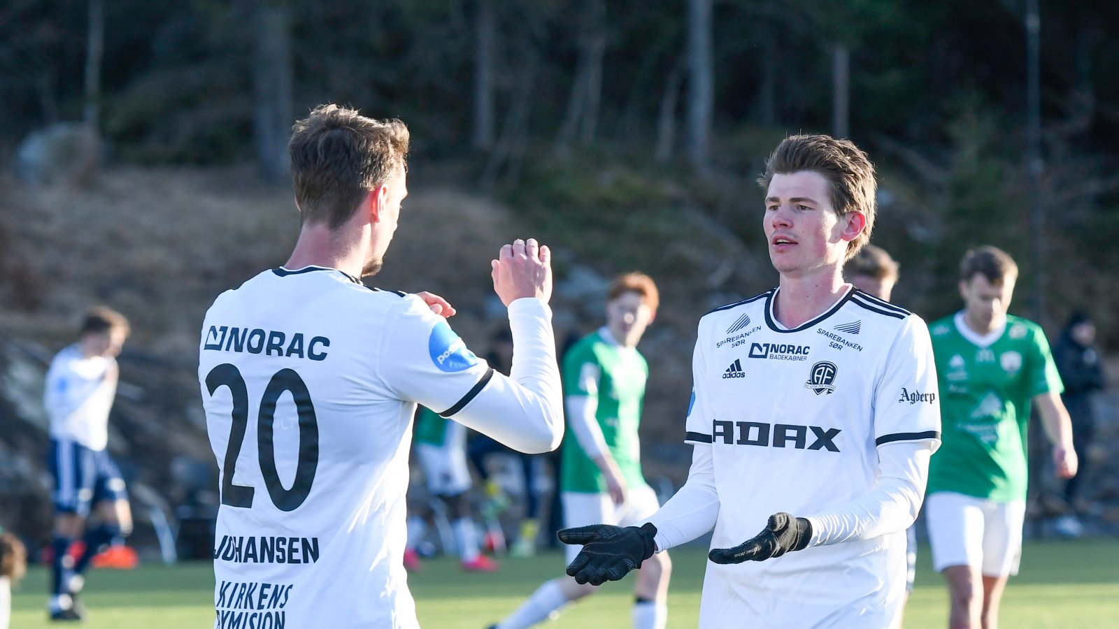 Preben Skeie gratulerer Mathias Johansen etter at sistnevnte har satt inn 4-2 på overtid i treningskampen mot Randesund 4. mars 2023.