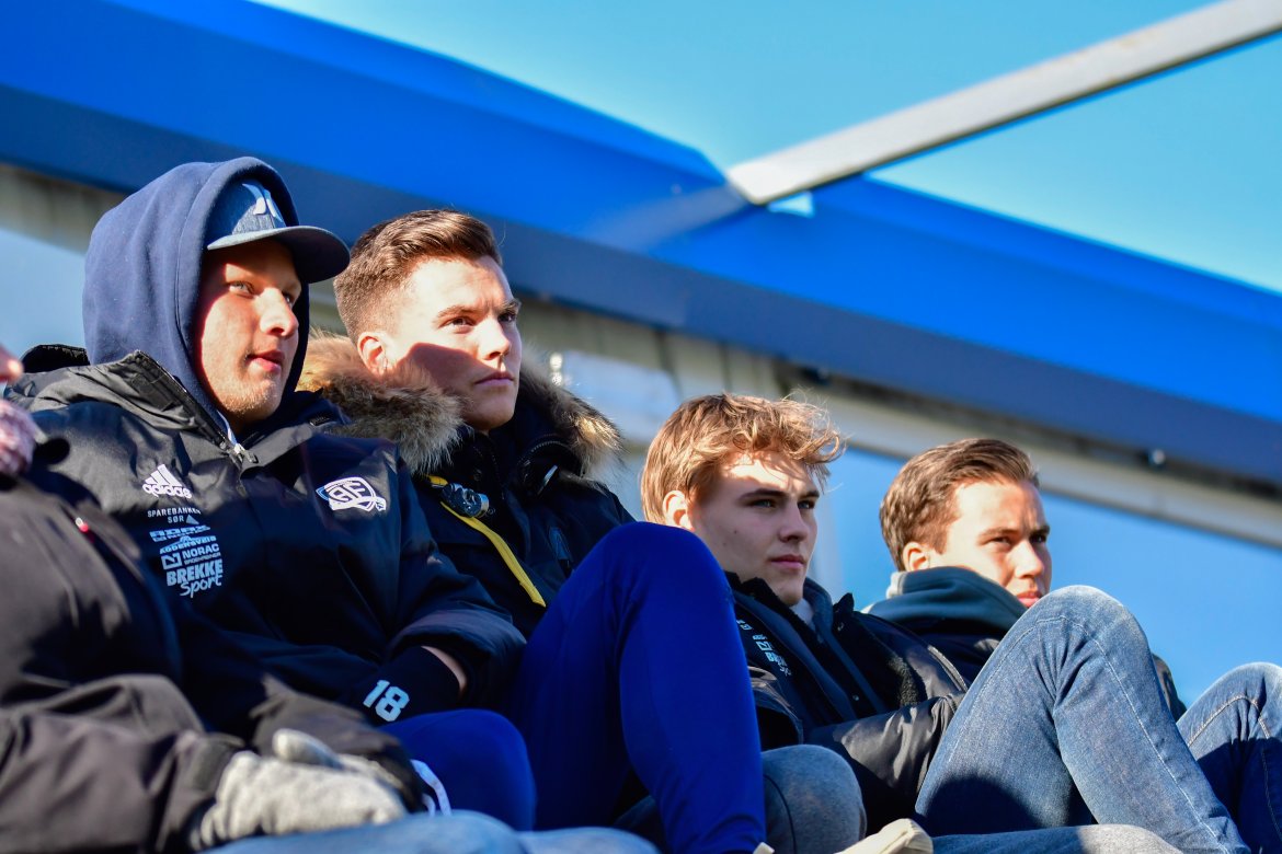 Markus Håbestad, Stian Michalsen, Magnus Nørby Madsen og Sander Emanuelsen måtte nøye seg med å være tilskuere til kampen. De hadde grunn til å se bekymret ut....