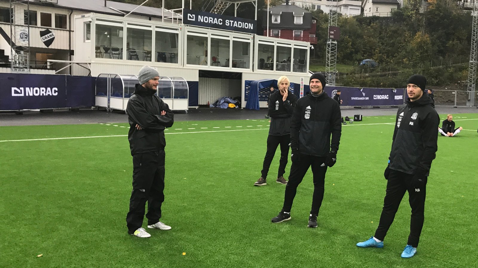Assistenttrener Øyvind Dalseth, koordinator Thomas Seland, manuellterapeut Torbjørn Selås og trener Mattias Andersson på Norac stadion i september 2017.
