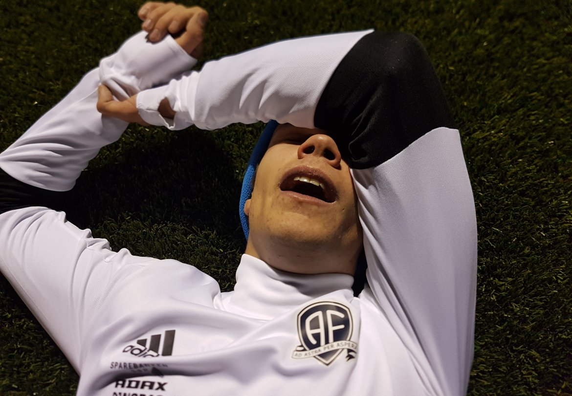 Tobias Henanger vet at den fysiske testen gjør vondt.