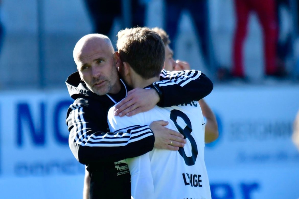 Steinar Pedersen omfavner Rasmus Lynge Christensen. Den danske publikumsfavoritten satte inn 1-0 og viser hvor fantastisk viktig han er for dette laget!