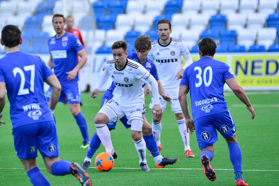 Kim Kvaalen er ballsikker - mens Rasmus Lynge Christensen følger opp i bakgrunnen.
