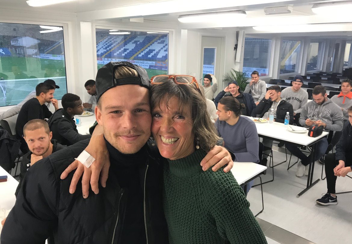 Rasmus Lynge Christensen og resten av A-stallen hyllet Ann-Kristin Johansen da hun lørdag takket for seg i Arendal Fotball.