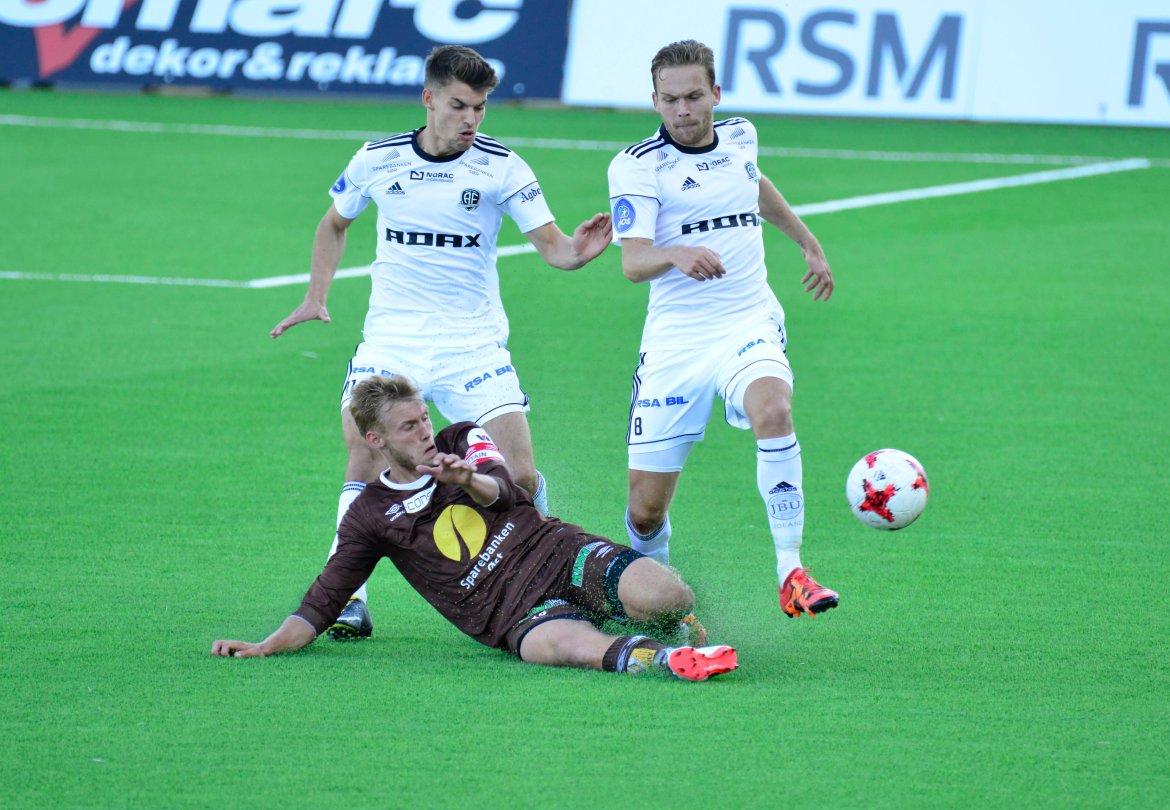 Ylldren Ibrahimaj og Rasmus Lynge Christensen rydder opp sammen.