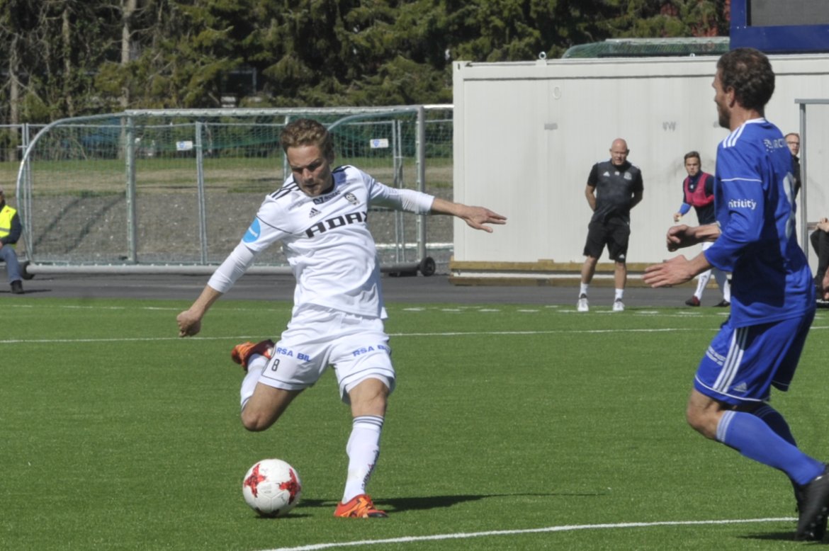 Rasmus Lynge Christensen fyrer løs.