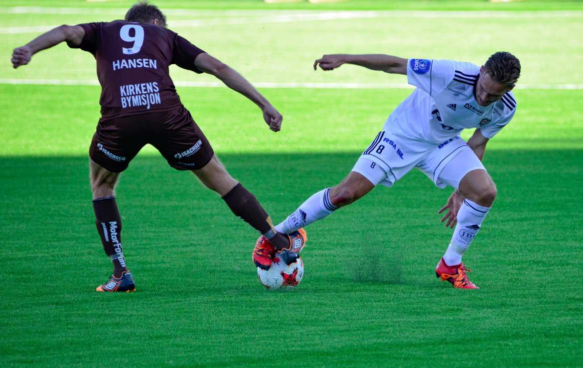 Rasmus Lynge Christensen forsøker å lure Mjøndalens Mads Hansen.