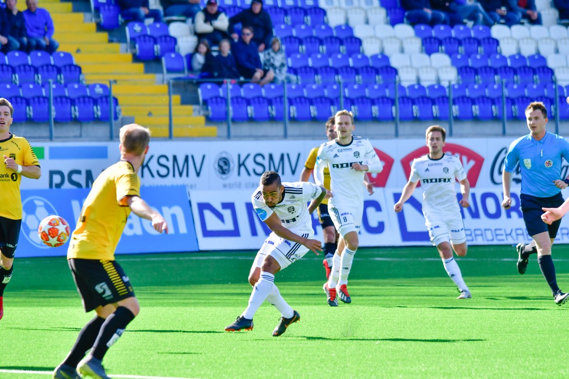 Ulrik Reinaldo Berglann fyrer av mens Rasmus Lynge Christensen og Kim Kvaalen følger ballens vei mot mål.
