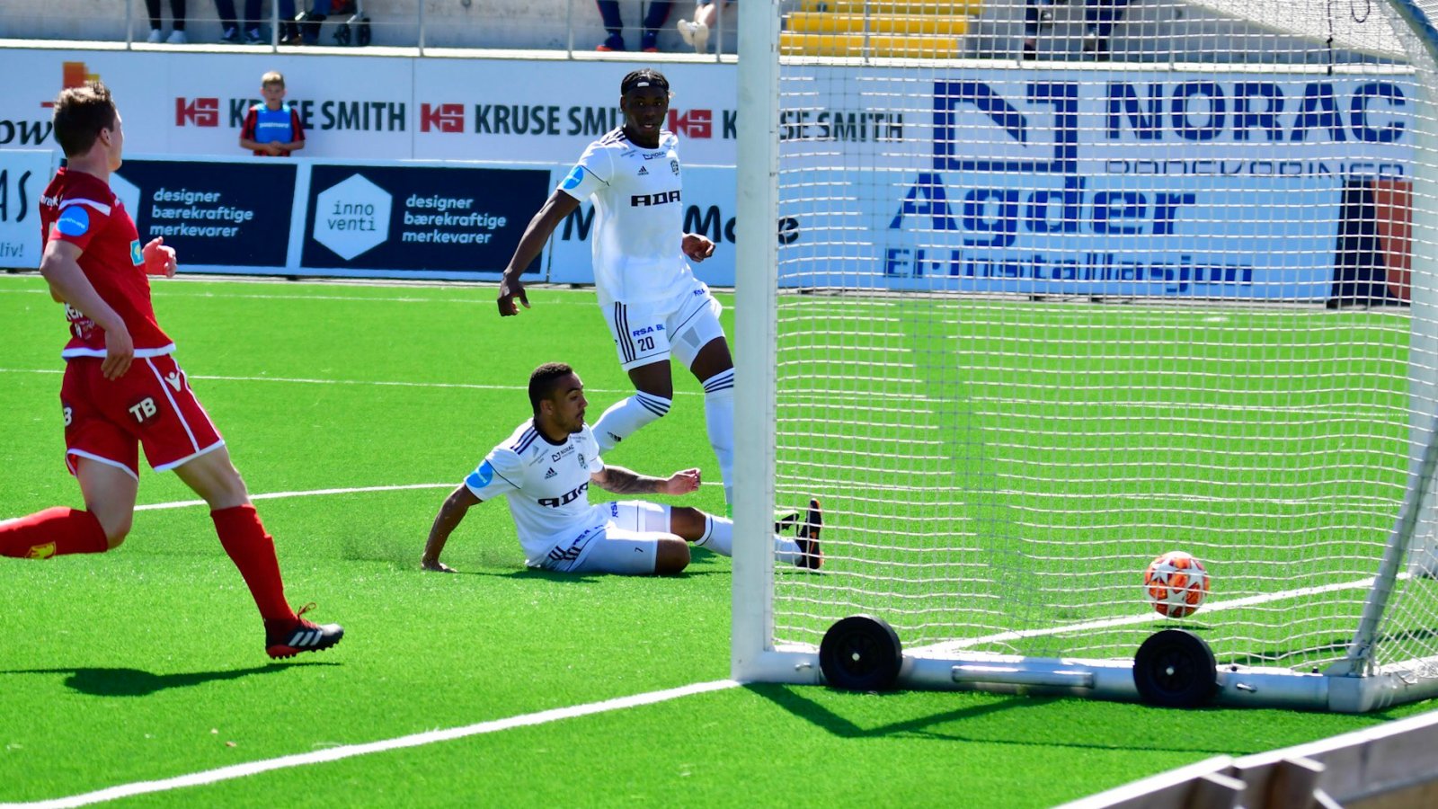 Ulrik Reinaldo Berglann kaster seg frem og gir Arendal 1-0. I bakgrunnen følger Vital Kaba med, mens Levanger-forsvaret kommer for sent.