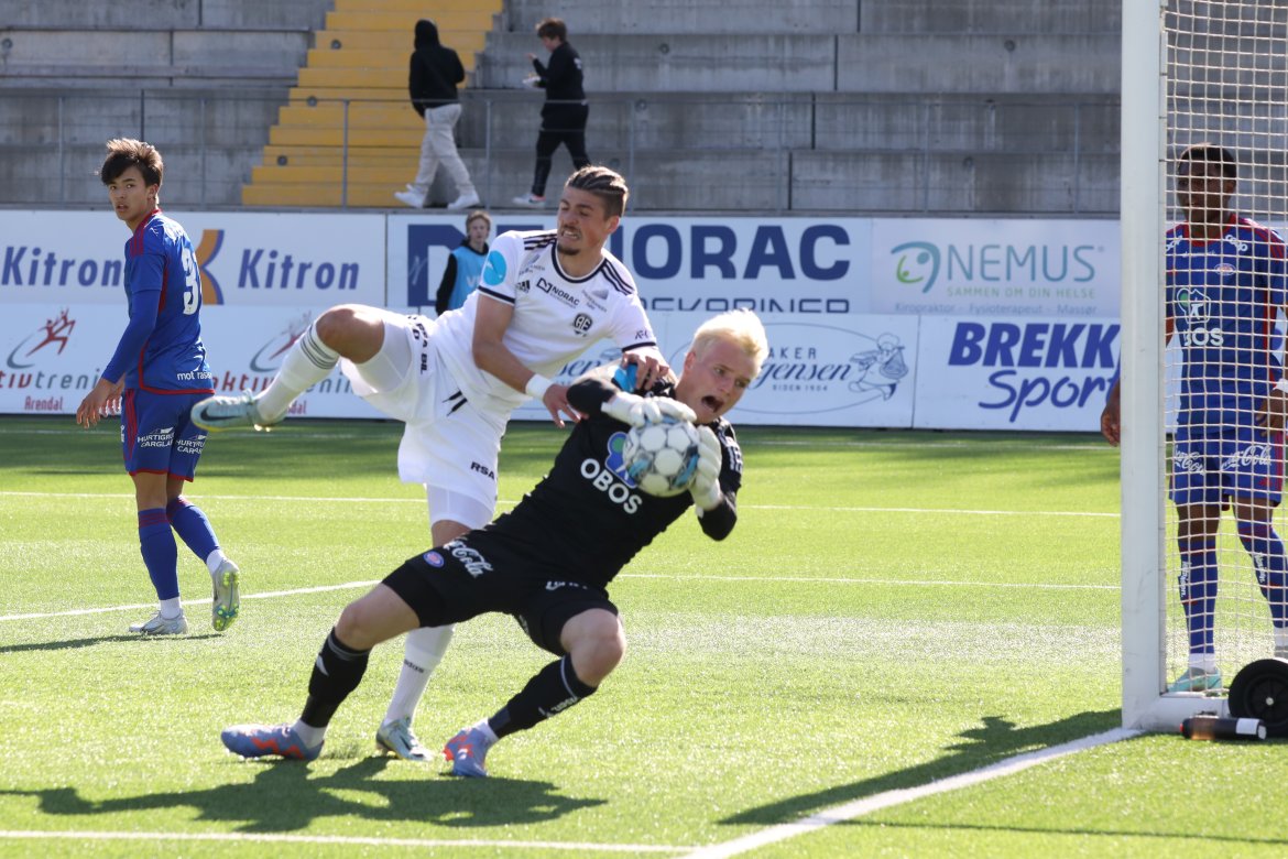 Sander Lille-Løvø i duell med VIF-keeperen. Og akkurat her var det VIF-keeperen som lyktes