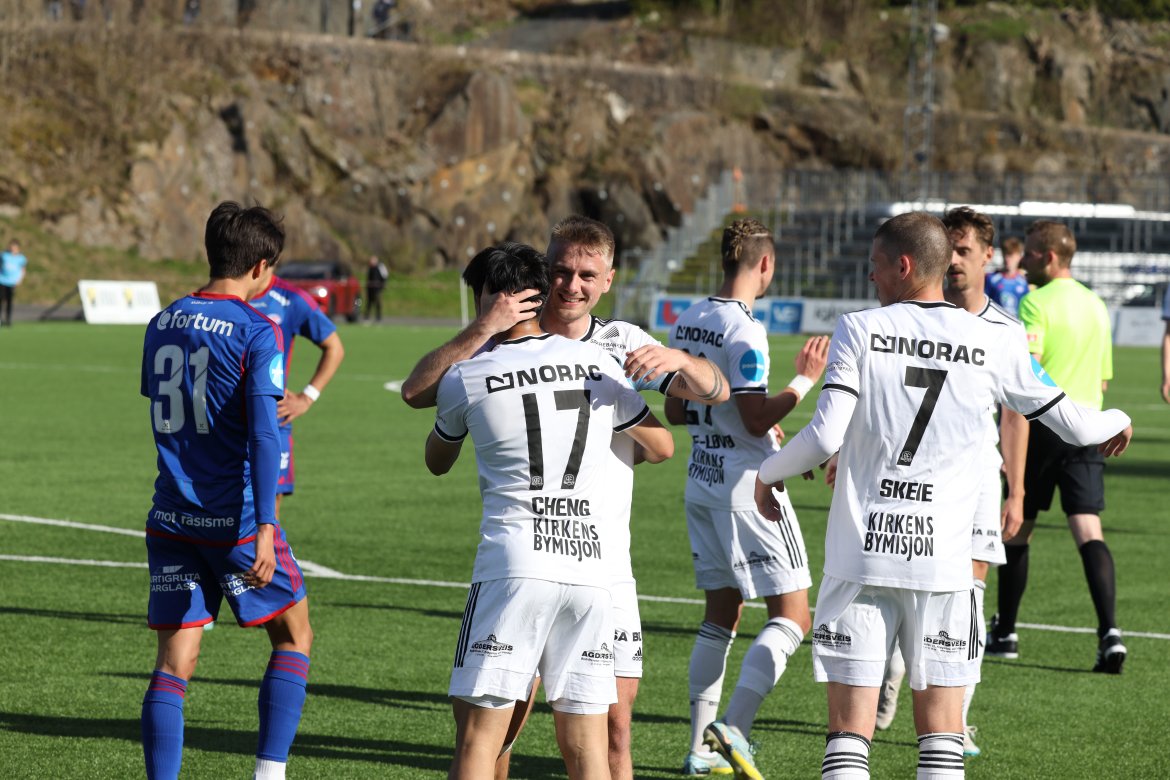 Sebastian Remme Berge og Preben Skeie gratulerer Christopher Cheng etter scoring.