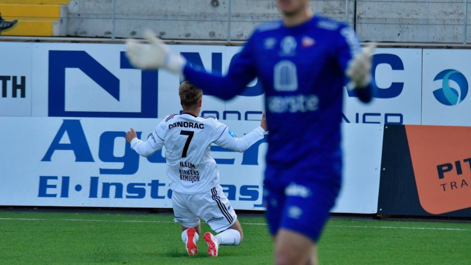 Jeppe Illum jubler for scoring, mens FFK-keeper Håvar Grøntvedt Jenssen fortviler. FOTO: ALF J. ALTENBORG