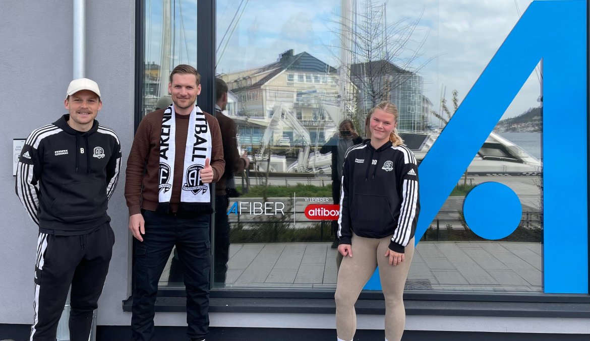 Andreas Frivold, som selv er tidligere Arendal-spiller, og A Fiber sponser Folkets kamp. Her er han sammen med Rasmus Lynge og Rebekka Ausland.