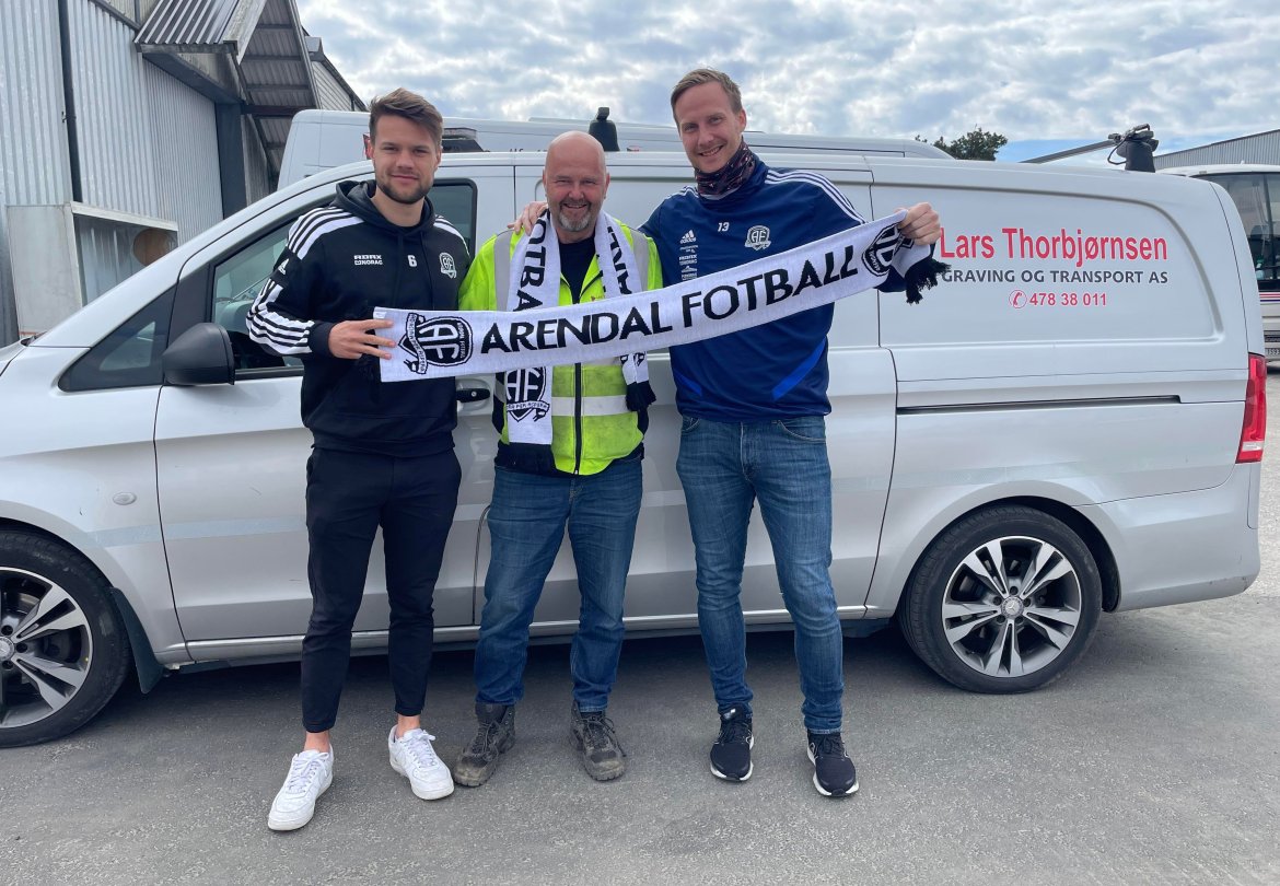 Lars Thorbjørnsen er en trofast støttespiller for Arendal Fotball. Her er han sammen med Tord Salte og Sune Kiilerich!