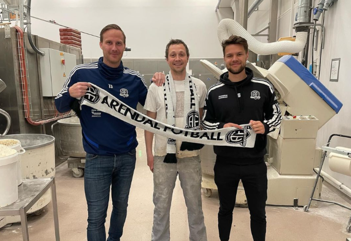 Marius Bruun Henriksen har en fortid som storscorer i Arendal Fotball. Nå er han og Baker Jørgensen med på laget igjen mot Lyn, her sammen med Sune Kiilerich og Tord Salte.