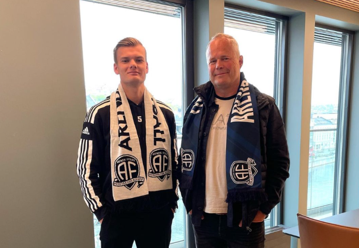Mira Mare og Are Skindlo stiller gjerne opp for Arendal Fotball. Her sammen med Stian Andersen.