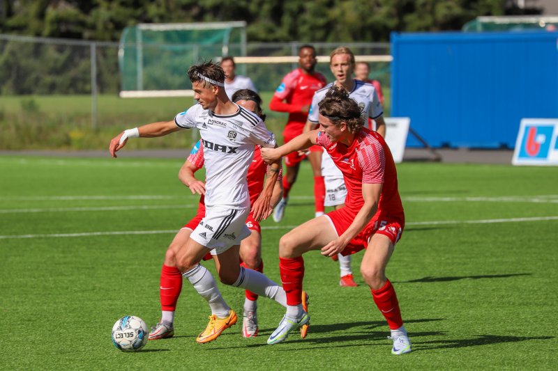 Sander Lille-Løvø ble godt passet på av Ullern-forsvaret, men ble likevel matchvinner.