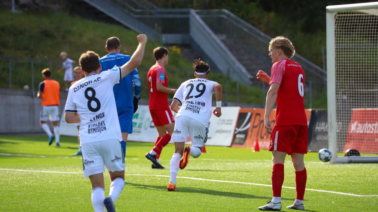 Sander Lille-Løvø (29) har akkurat satt inn 1-0 mot Ullern. Rasmus Lynge Christensen (8) jubler.