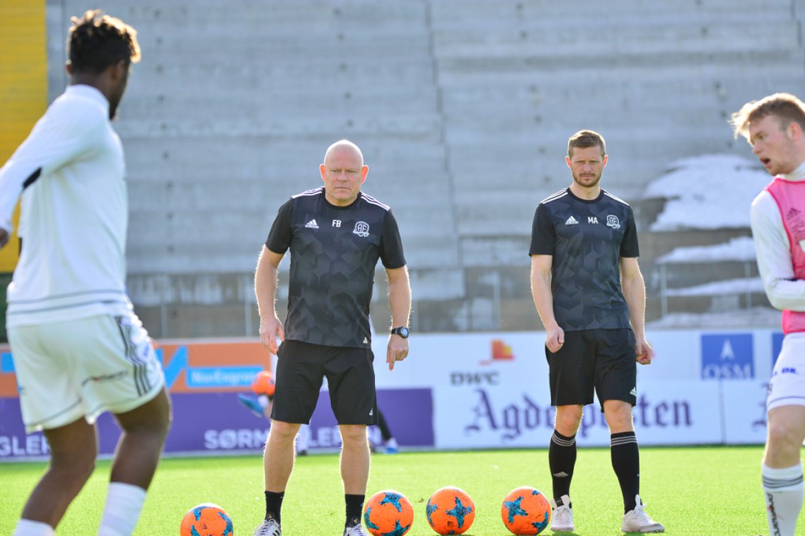 Frank Bredal og Mattias Andersson styrer oppvarmingen før kamp.