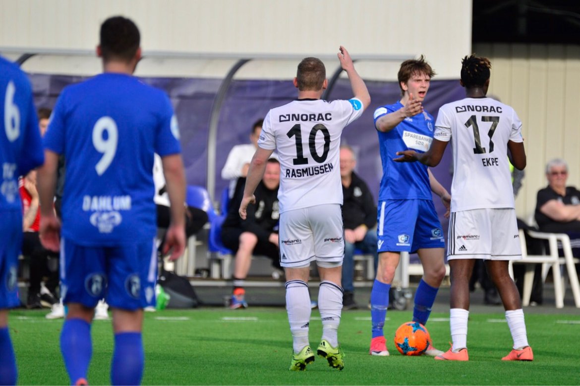 Frispark?!?!?! Thompson Ekpe og Jakob Rasmussen forsøker å rydde opp i forvirringen om hvem som skal ha nettopp dette frisparket...