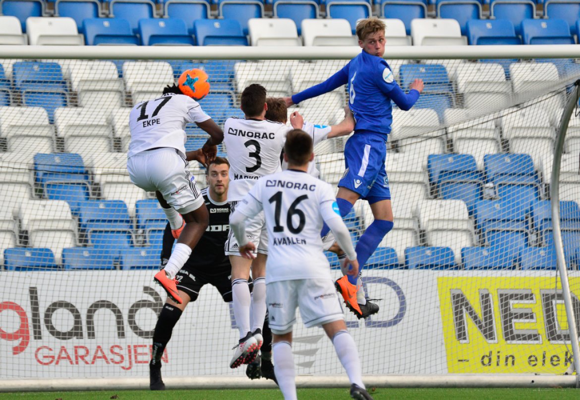 Thompson Ekpe (17) og Adi Markovic (3) rydder opp foran Grzegorz Flasza. Fløys Jakob Toft når ikke ballen.