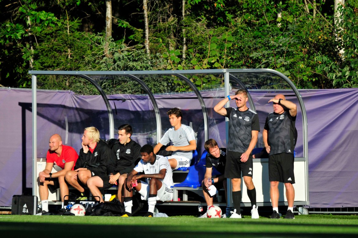 Mattias Andersson, Frank Bredal og resten av støtteapparatet på benken.