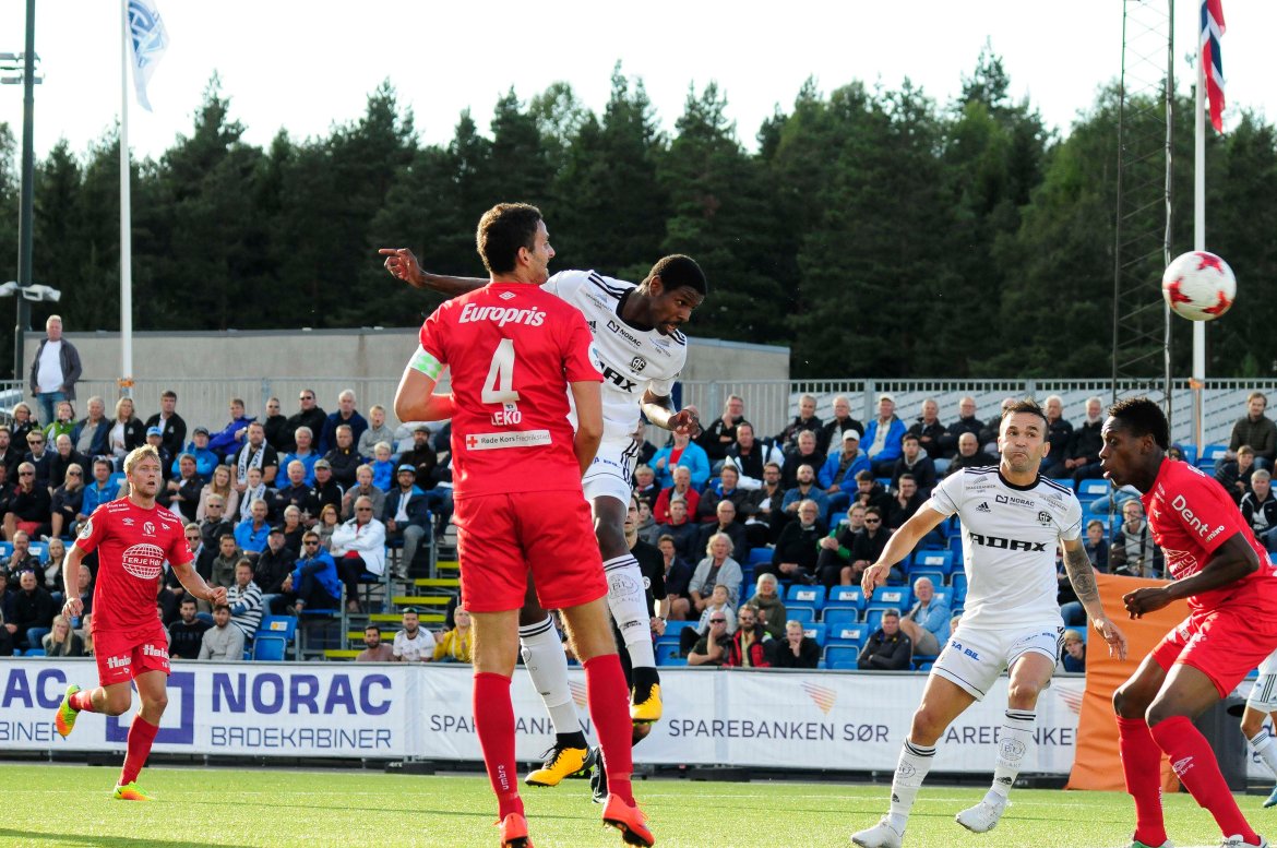 Darlan header mot mål.